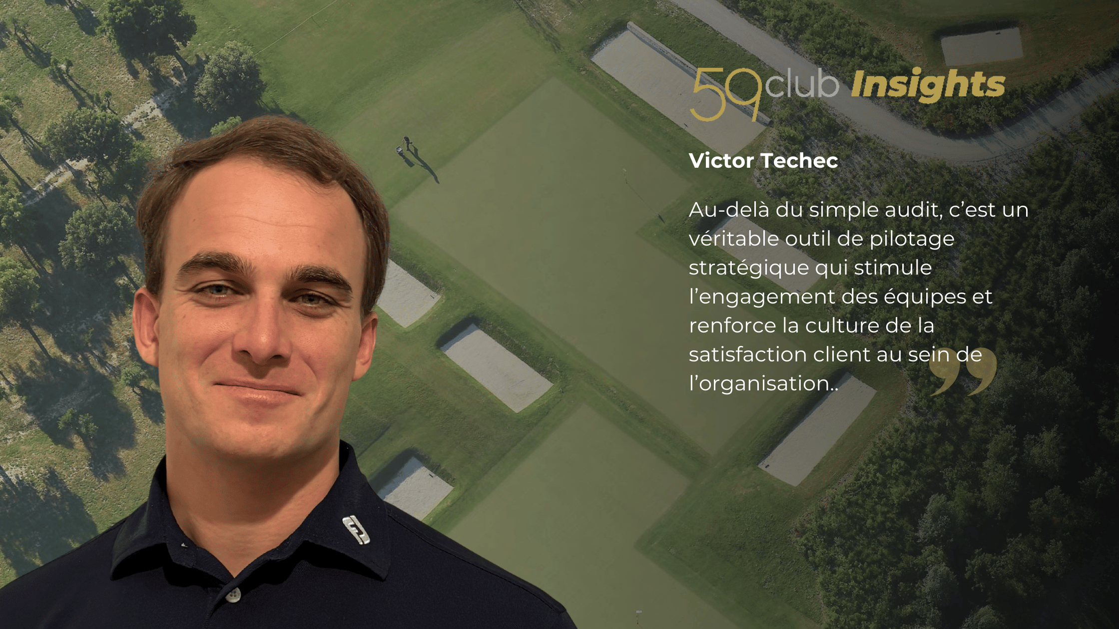 Portrait directeur de golf avec greens de golf en fond